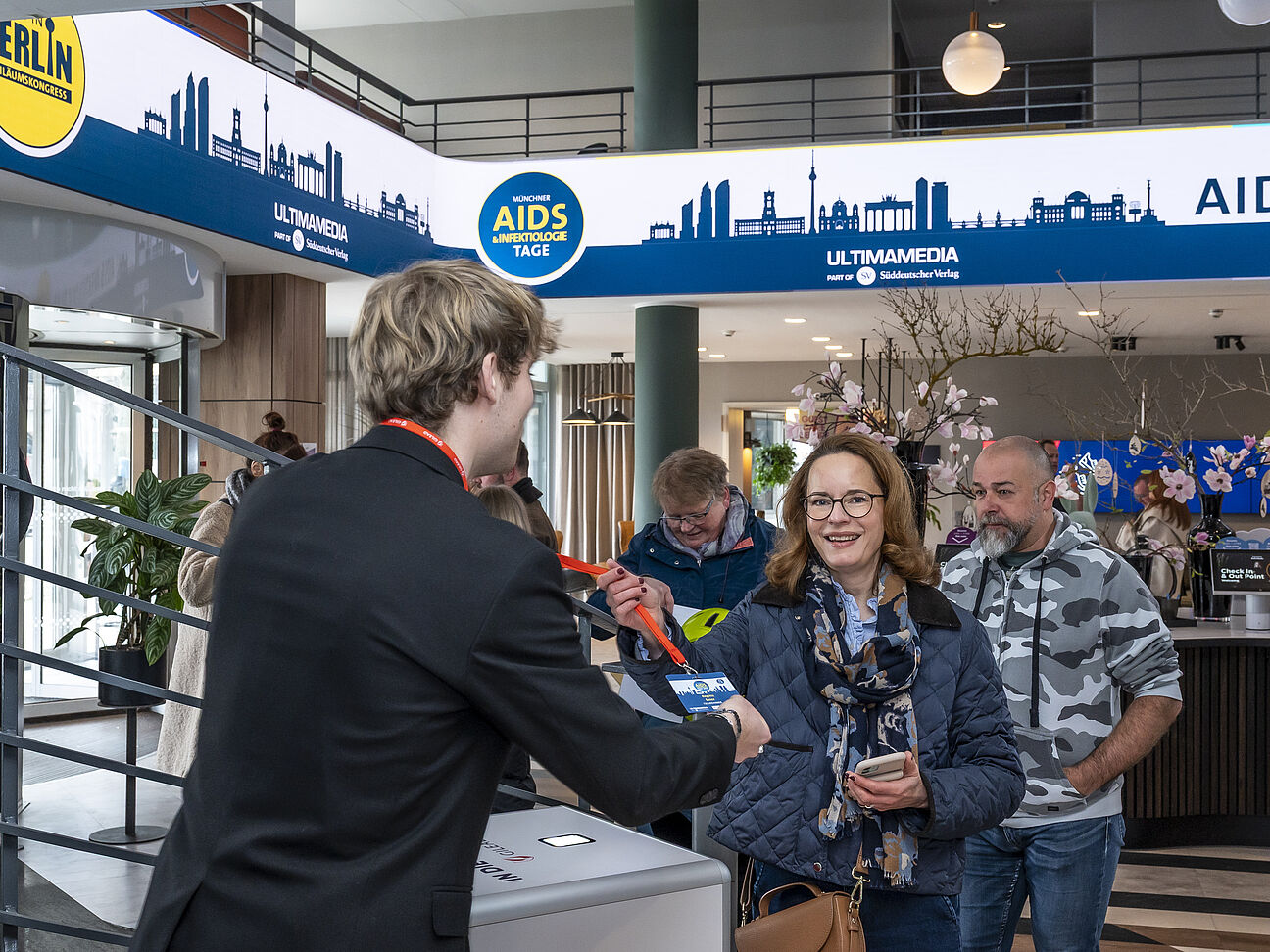 Foto einer Teilnehmerin der 20. AIDS- und Infektiologie-Tage 2026 beim Check-in 