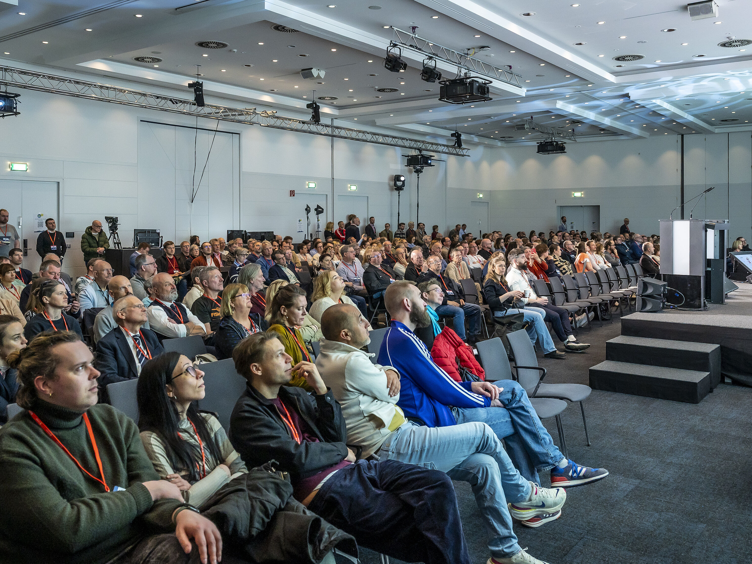 Foto des vollen Plenums der 20. AIDS- und Infektiologie-Tage 2026 in Berlin